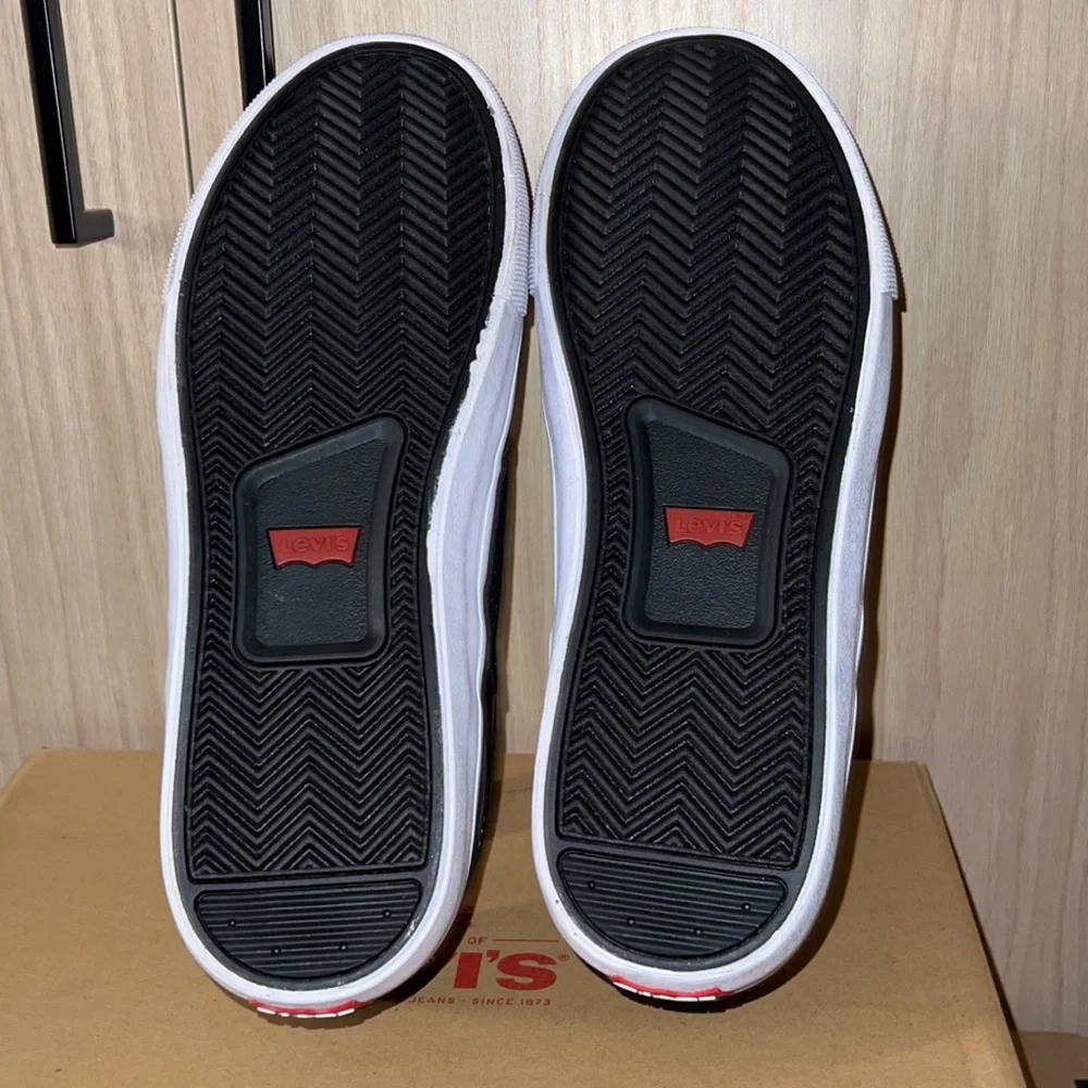 NWT Levi Sneakers - Picture 4 of 4